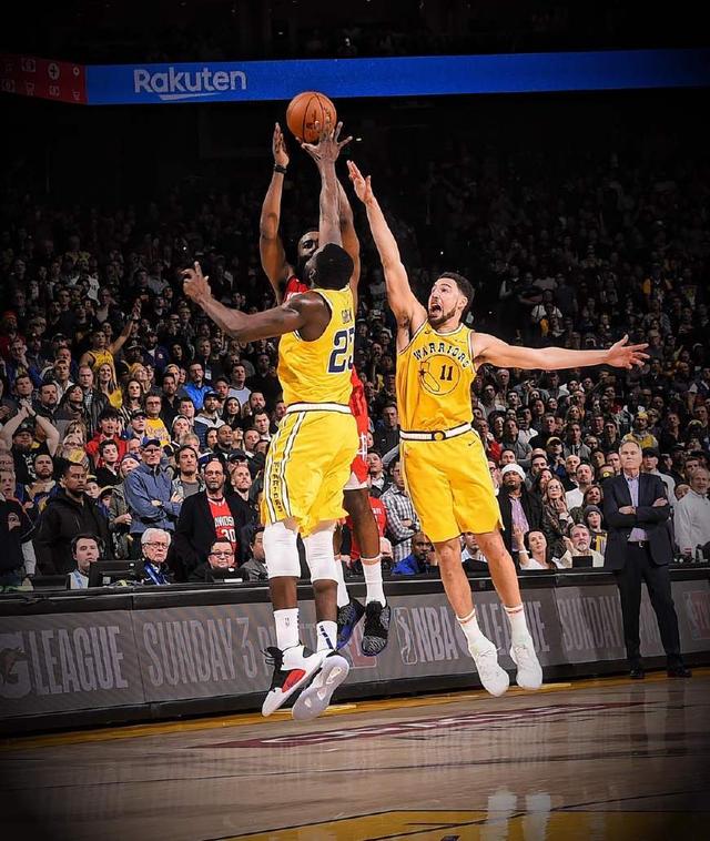 尤文发售圣诞节相关产品，毛衣售价39.9欧元，帽子16.9欧