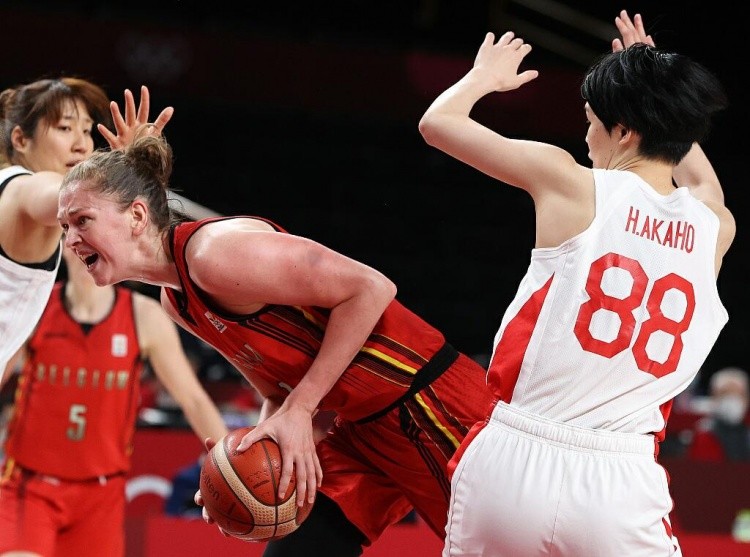 一位重病球迷被邀请看阿贾克斯的比赛，但因病情恶化未能实现