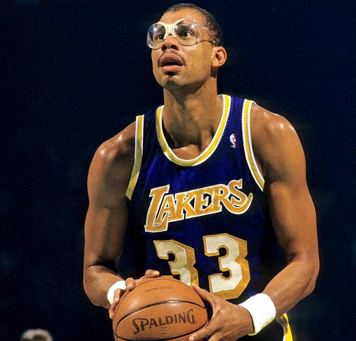 篮球湖人新秀完成生涯首次双双