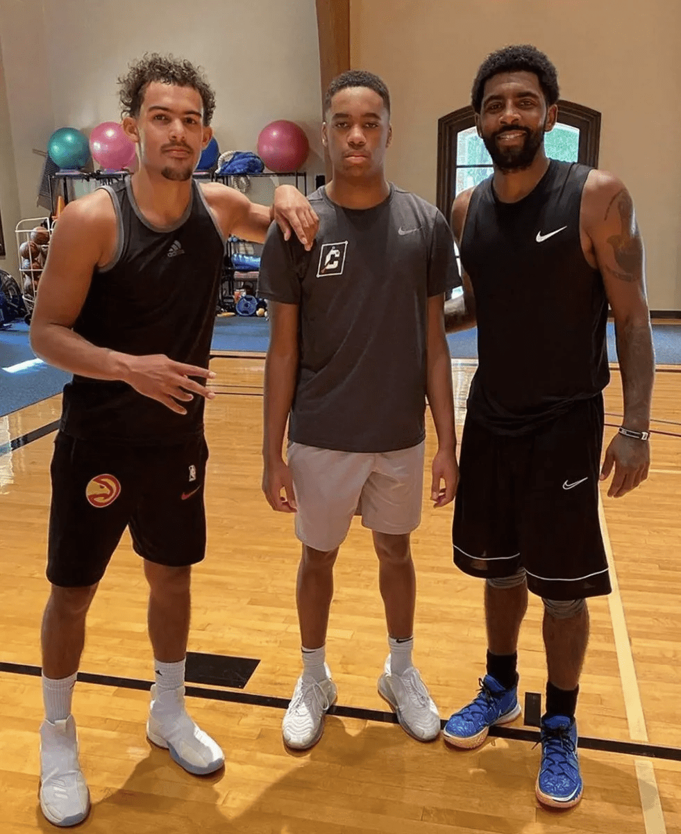 C罗挑战机器人守门员，射门频频被挡出，最后抓住漏洞进球