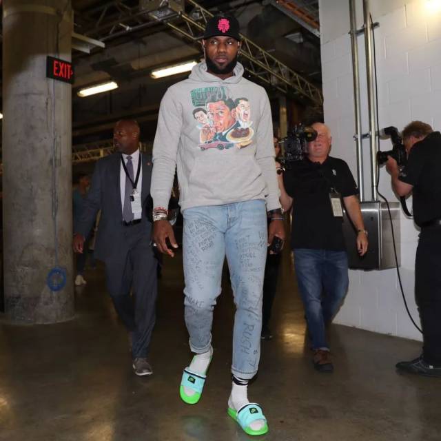 略伦特想干扰吕迪格罚点，姆巴佩上前推开对手并