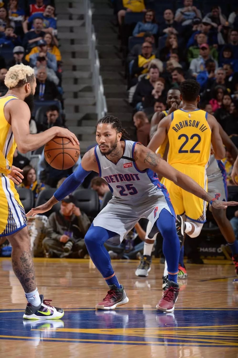 3连败！湖人惨败倒数第二，詹姆斯创NBA第1神迹，东契奇空砍42+8