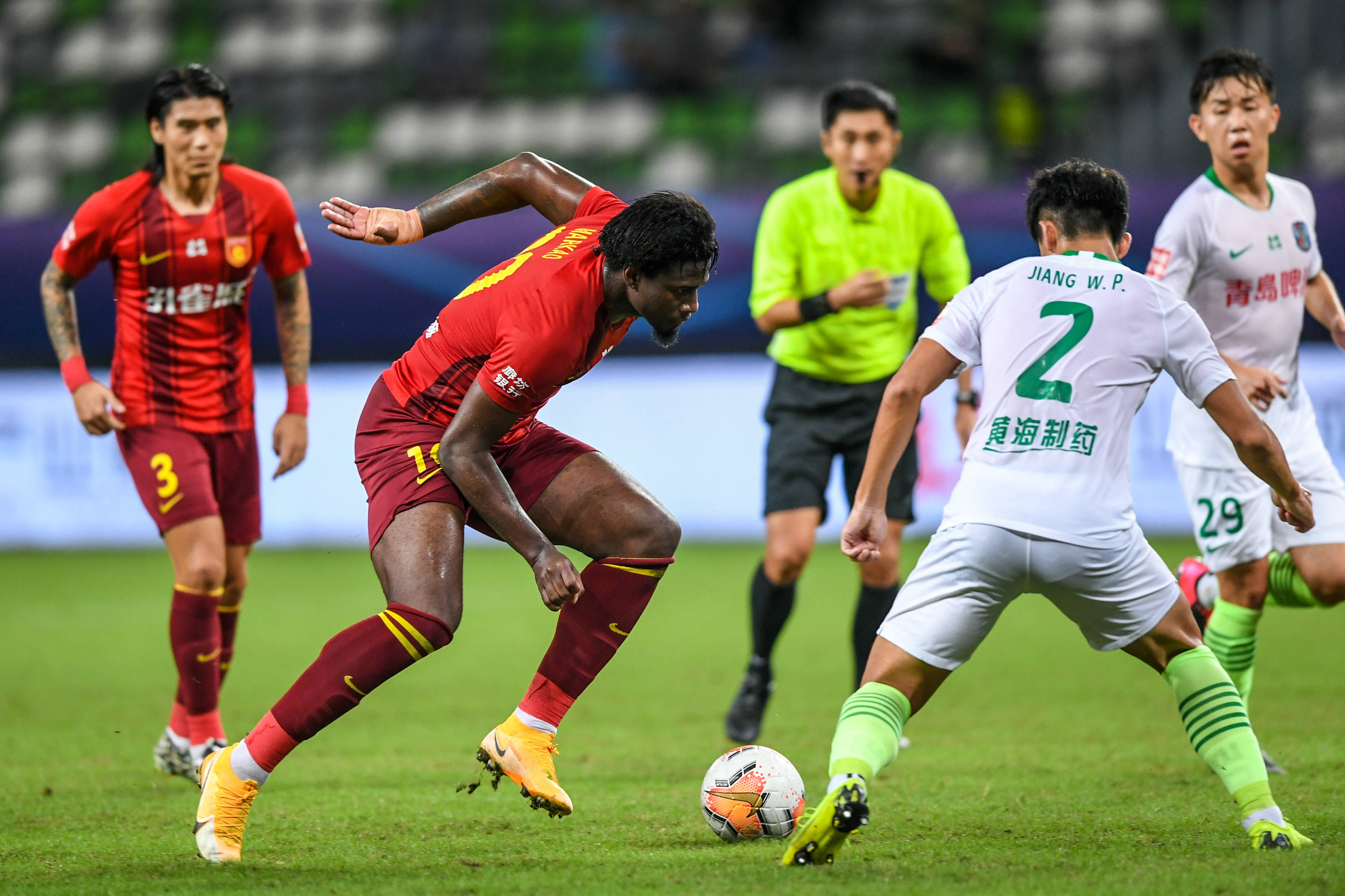 《神圣之门》童话城开启 懵懂少女加冕为王