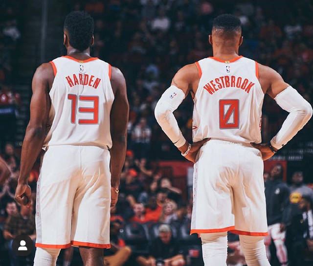 这不是莫兰特嘛！长发美女拿起手机偷偷合个影